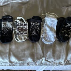 These are not available, posted twice and I can not delete them from my closet